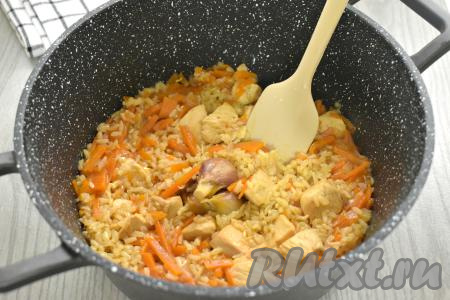 Готовим рис с курицей 45 минут (бурый рис должен стать достаточно мягким, вода испарится). Перемешивать блюдо в процессе приготовления не нужно.