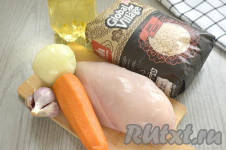 Подготовим продукты для приготовления бурого риса с курицей на сковороде. Очищаем лук и морковку. Головку чеснока будем добавлять целиком, так что очищать её не нужно, только тщательно промыть водой. Куриное мясо моем, обсушиваем.