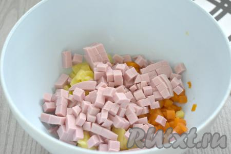 Варёную колбасу (у меня - "Докторская")&nbsp;тоже нарезаем на небольшие кубики, добавляем к картошке и морковке.