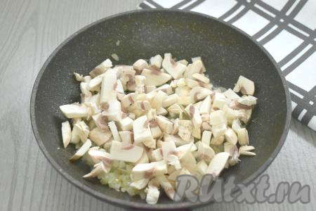 К обжаренному луку добавляем шампиньоны, нарезанные на небольшие кубики, перемешиваем. Обжариваем грибы с луком, периодически перемешивая, минут 8-10 (до выпаривания жидкости из шампиньонов), убираем с огня и даём остыть.