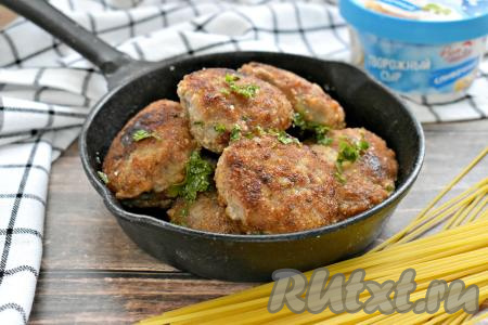 Сочные, вкусные котлеты, приготовленные с творожным сыром, раскладываем со сковороды по тарелкам, дополняем гарниром и подаём к столу.&nbsp;&nbsp;&nbsp;&nbsp;