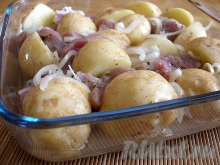 В форму для выпечки выложить кусочки индейки с луком и картофель, полить вином, в котором мариновалось мясо, накрыть фольгой и поставить в разогретую до 200 градусов духовку на 1 час. За несколько минут до окончания запекания фольгу снять.
