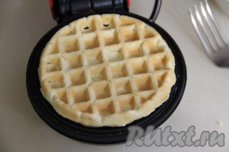 Выпекать вафлю, замешанную на кокосовом молоке, до золотистого цвета. Время выпечки зависит от мощности вафельницы. Периодически перемешивая тесто, постепенно испечь все вафли. Из&nbsp;данного количества ингредиентов получилось 11 вафель диаметром 10 сантиметров.