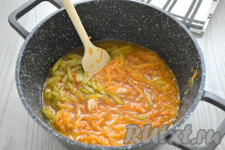 В отдельную ёмкость выкладываем 1-2 столовых ложки томатной пасты, вливаем 500 миллилитров тёплой воды, тщательно перемешиваем и выливаем к свинине и овощам.&nbsp;