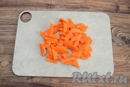 Очищенную морковку тоже нарезать на средние брусочки.