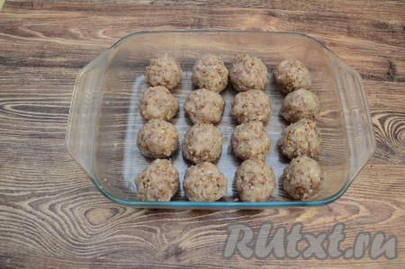 Влажными руками из фарша сформировать круглые гречаники размером чуть больше, чем с грецкий орех (у меня получились 16 штук). Выложить гречаники в форму для запекания.