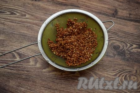 Гречку, при необходимости, перебрать, затем выложить в сито и очень хорошо промыть под проточной водой, лишней воде дать стечь. Для приготовления гречаников я взяла 80 грамм сухой гречки (это примерно 1/2 стакана объёмом 200 миллилитров). Поэтому в кастрюле нужно вскипятить 200-220 миллилитров подсоленной воды, выложить гречку, снова дать воде закипеть, перемешать, убавить огонь. Варить гречку минут 20 (до готовности). Затем дать варёной гречке остыть.