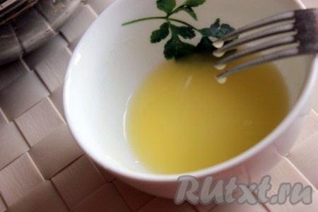 Для заправки соединить оливковое масло с лимонным соком и взбить до небольшого загустения.