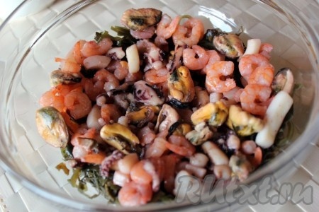 Морепродукты немного остудить и тоже положить в салатник.