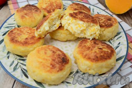 Сырники получаются нежными, пышными, вкусными, с небольшими оранжевыми вкраплениями тыквы и сочными кусочками яблок. Даже те, кто в моей семье не любят тыкву, едят такие сырники с удовольствием!&nbsp;А вот как сырник с тыквой и яблоком выглядит в разломе.