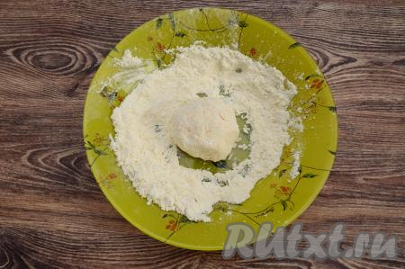 Получившееся тесто для сырников зрительно разделить на 9 равных частей (именно столько сырников с яблоками и тыквой мы и будем формировать). На тарелку насыпать 2 столовых ложки муки. Руками, слегка смоченными водой, из каждой части творожного теста сформировать круглый сырник, сразу выложить его на тарелку с мукой и обвалять со всех сторон в муке.&nbsp;