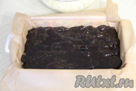 Выложить ровным слоем варенье.&nbsp;