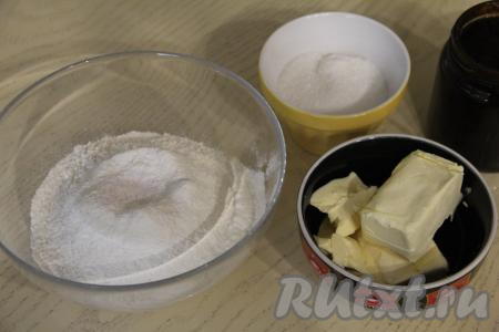 В миску просеять муку, добавить разрыхлитель.&nbsp;