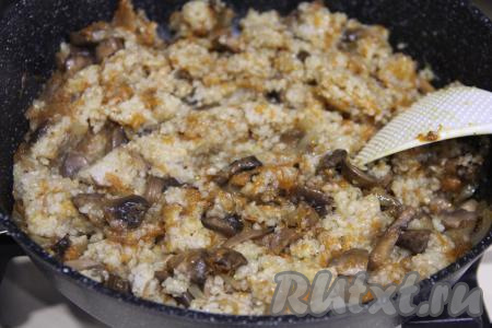 Перемешать ячневую кашу с грибами и прогреть минут 5, периодически перемешивая. Затем снять с огня и дать каше настояться под крышкой в течение минут 15.&nbsp;
