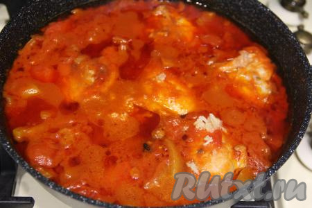 Затем добавить в сковороду зубчики чеснока, пропущенные через пресс, перемешать. Потомить минуты 2 и снять блюдо с огня. 