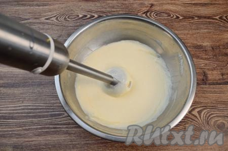 Пробить творог, яйца и сахар погружным блендером до получения однородной массы.&nbsp;