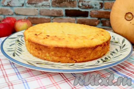 Форму с готовой выпечкой достать из духовки, дать остыть в течение 3-5 минут, затем аккуратно вынуть из формы, переложить запеканку на решётку и дать остыть.&nbsp;