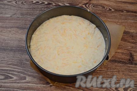 Дно разъёмной формы (у меня форма диаметром 19 сантиметров) застелить пергаментом. Смазать пергамент и бока формы растительным маслом, чтобы готовая запеканка не пристала к форме.&nbsp;