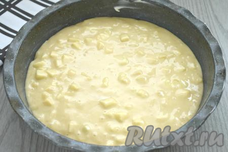 Дно формы для выпечки (я взяла форму диаметром 23 сантиметра) я застелила пергаментом. Дно и бока формы смазываем маслом. Выкладываем тесто в подготовленную форму, разравниваем.