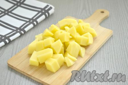 Когда горох станет достаточно мягким, выкладываем в кастрюлю очищенную картошку, нарезанную на средние кубики, даём бульону закипеть и варим гороховый суп на курином бульоне на небольшом огне 15 минут.