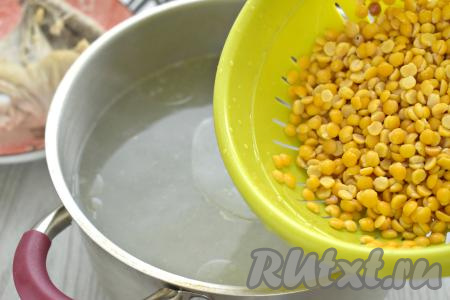 После того как курица сварится, снимаем кастрюлю с огня. Достаём мясо из бульона, оставляем остывать. Бульон, если нужно, процеживаем. Кастрюлю с бульоном ставим на огонь. Горох промываем под проточной водой, перекладываем в закипевший куриный бульон, перемешиваем, доводим до кипения и варим на небольшом огне до мягкости гороха. У меня был колотый горох, поэтому он стал достаточно мягкими после 40 минут с момента закипания бульона. Целый горох будет вариться немного дольше (приблизительное время варки смотрите на упаковке гороха, который вы готовите).