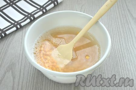 Как только поставили кастрюлю на огонь, кладём колотый горох в глубокую тарелку, заливаем полностью холодной водой и оставляем на время варки курицы. Если вы будете готовить суп не с колотым, а с целым горохом, тогда желательно замочить его в холодной воде, как минимум, на 2-3 часа (а лучше всего замачивать такой горох с вечера). Благодаря замачиванию, время варки гороха в супе сокращается.