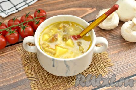 Гороховый суп с грибами, приготовленный на курином бульоне, получился ароматным, вкусным, насыщенным, при подаче его можно дополнить сухариками. Благодаря сочетанию шампиньонов, мяса курицы и гороха, суп вышел достаточно сытным, он, наверняка, станет отличным первым блюдом для семейного обеда.