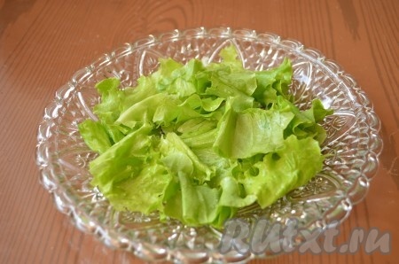 Листья салата вымыть, просушить, нарезать или порвать руками.
