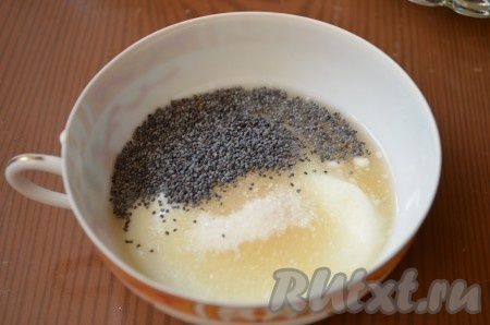 Для приготовления соуса взбить венчиком сахар, натуральный йогурт, молоко, винный уксус (или лимонный сок), мак.
