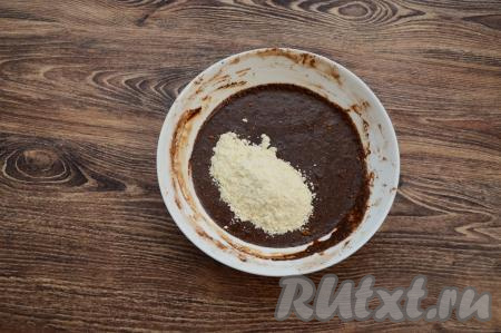 В получившуюся смесь просеять примерно половину муки, вмешать её лопаткой. 