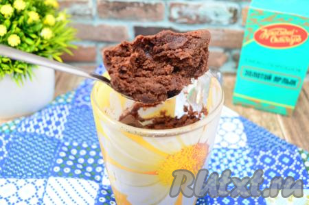 Дать выпечке слегка остыть и тёплой подать к столу. А вот как кекс с какао, испечённый в кружке в микроволновке, выглядит на ложке. Он очень вкусный, мега шоколадный и в меру сладкий, а&nbsp;на замешивание теста и выпечку в общей сложности вам понадобится 5 минут.