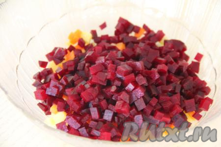 Свеклу очистить и тоже нарезать на средние кубики, переложить в миску.
