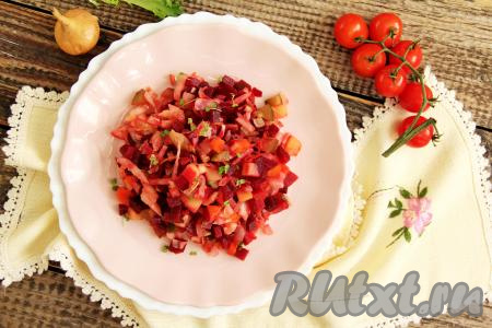 Вкусный, яркий, насыщенный винегрет с жареным луком разложить по тарелкам и подать к столу.