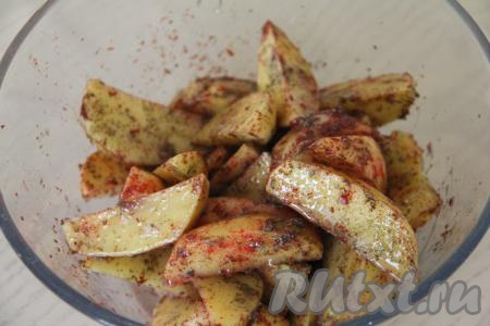 Тщательно перемешать картошку, втирая и равномерно распределяя масло и специи по долькам картофеля. Оставить картошку в миске на кухонном столе на минут 15-20. Духовку разогреть до 230 градусов.&nbsp;