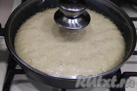 Поставить сковороду с тестом на минимальный огонь, накрыть крышкой, выпекать 15-17 минут (поверхность творожного пирога должна стать сухой).