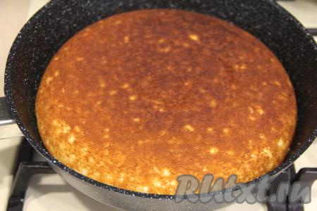 Затем пирог нужно перевернуть, для этого тарелку подходящего диаметра нужно приложить к сковороде с пирогом. Придерживая тарелку, перевернуть пирог на тарелку, румяная сторона выпечки окажется сверху. Аккуратно вернуть пирог на сковороду так, чтобы румяная сторона была сверху. Готовить творожный пирог под крышкой на минимальном огне ещё 5 минут, а затем убрать с огня.&nbsp;