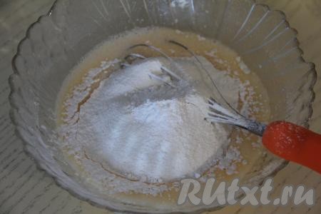 Далее всыпать разрыхлитель и просеянную муку, перемешать венчиком до однородности.&nbsp;