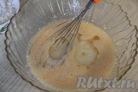 Влить молоко и растительное масло, перемешать венчиком до однородности.&nbsp;