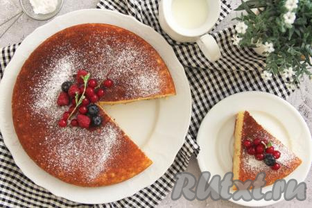 Пирог, приготовленный из творога, переложить со сковороды на тарелку, дать немного остыть. К столу его можно подать и тёплым, и остывшим, присыпав, по желанию, сахарной пудрой.