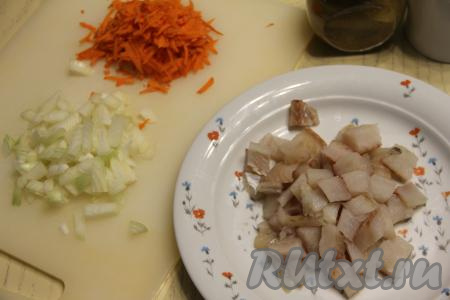 Филе минтая нарезать на средние кусочки. Лук мелко нарезать, а морковь натереть на крупной тёрке.&nbsp;