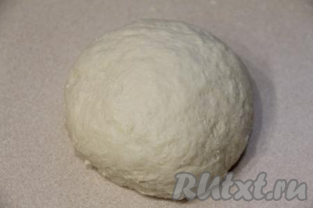 Добавляя муку, учитывайте, что тесто для пышек, замешанное на ряженке, должно получиться мягким, слегка липнущим к рукам. Как только добились нужной консистенции теста, значит больше не нужно добавлять муку. Поместить тесто в пакет и оставить на столе на 20 минут.