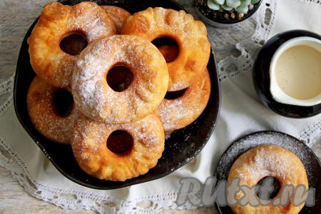Нежные домашние жареные пышки, замешанные на ряженке, подать к столу в тёплом виде, присыпав сахарной пудрой. Уверена, эта выпечка, приготовленная на сковороде, многим придётся по вкусу!