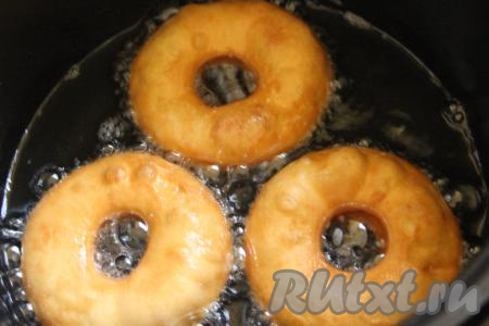 Жарить пышки на среднем огне с двух сторон до золотистого цвета.