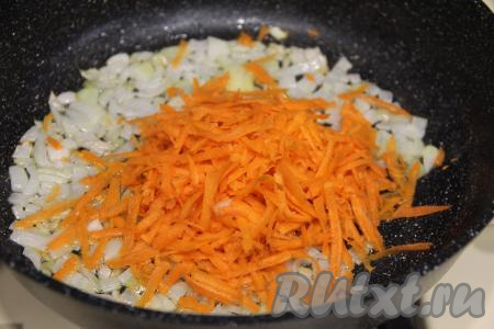 В сковороду с обжаренным луком положить натёртую на крупной тёрке морковку, перемешать.
