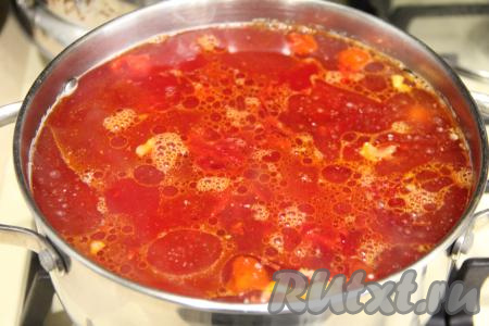В кастрюлю выложить со сковороды овощи, протушившиеся в томате, дать закипеть и варить борщ на небольшом огне минут 10.