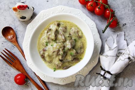 Разложить нежные, мягкие, вкусные куриные сердечки вместе со сметанным соусом из чаши мультиварки по тарелкам и, дополнив любимым гарниром, в горячем виде подать к столу.