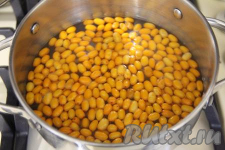 Как только вода в кастрюле закипит, уменьшить огонь и варить облепиху в сахарном сиропе 5-7 минут на небольшом огне.&nbsp;