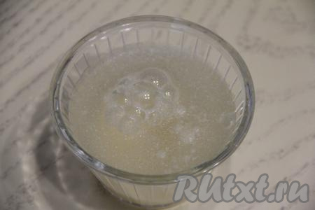 Пока ягоды варятся, в небольшую ёмкость всыпать желатин, влить 100 миллилитров холодной воды, перемешать. Оставить желатин набухать минут на 10.&nbsp;