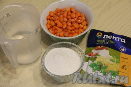 Подготовить продукты для приготовления желе из облепихи с желатином. Для приготовления этого десерта можно взять и свежую облепиху, и замороженную. Свежие ягоды нужно будет промыть водой, лишней воде дать стечь. Если облепиха заморожена и на ней немного льда, значит ягоды можно не размораживать. 