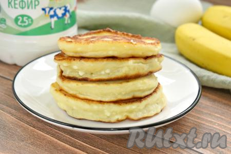 Аппетитные, вкусные, пышные оладьи, приготовленные из творога и кефира, к столу подаём, дополнив вареньем или сметаной.&nbsp;